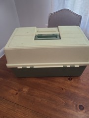 Vintage PLANO 8606 Fishing Tackle Box Clamshell Design Green Tan Latch VGC