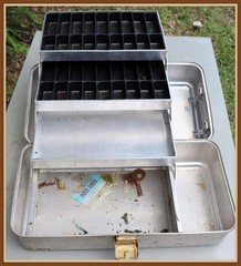 1950’s UMCO 203A – ALUMINUM 3-TRAY TACKLE BOX – NOT VERY CLEAN – WOOD HANDLE