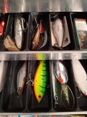 UMCO 1000U Fishing Tackle Box Cantilever Tray Packed With Good Lures Vintage