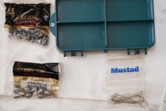 Fishing Tackle Box Kit Bobbers Eagle Claw Sinkers Mustad Hooks stringer 5.75×3.5