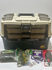 PLANO 723300 Tackle Systems Hybrid Hip 3 Tray Box With Tackle Yum Dinger /Frogs