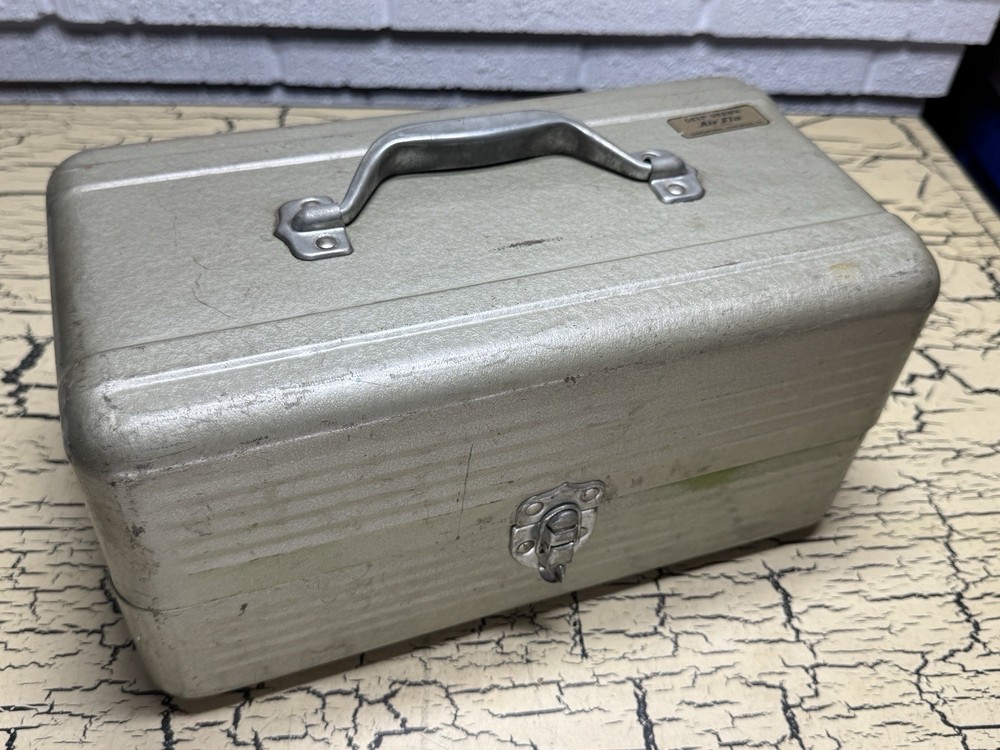 VTG Simonsen Chicago 51 Deep Drawn Air Flo Green Metal Fisherman Tackle Tool Box
