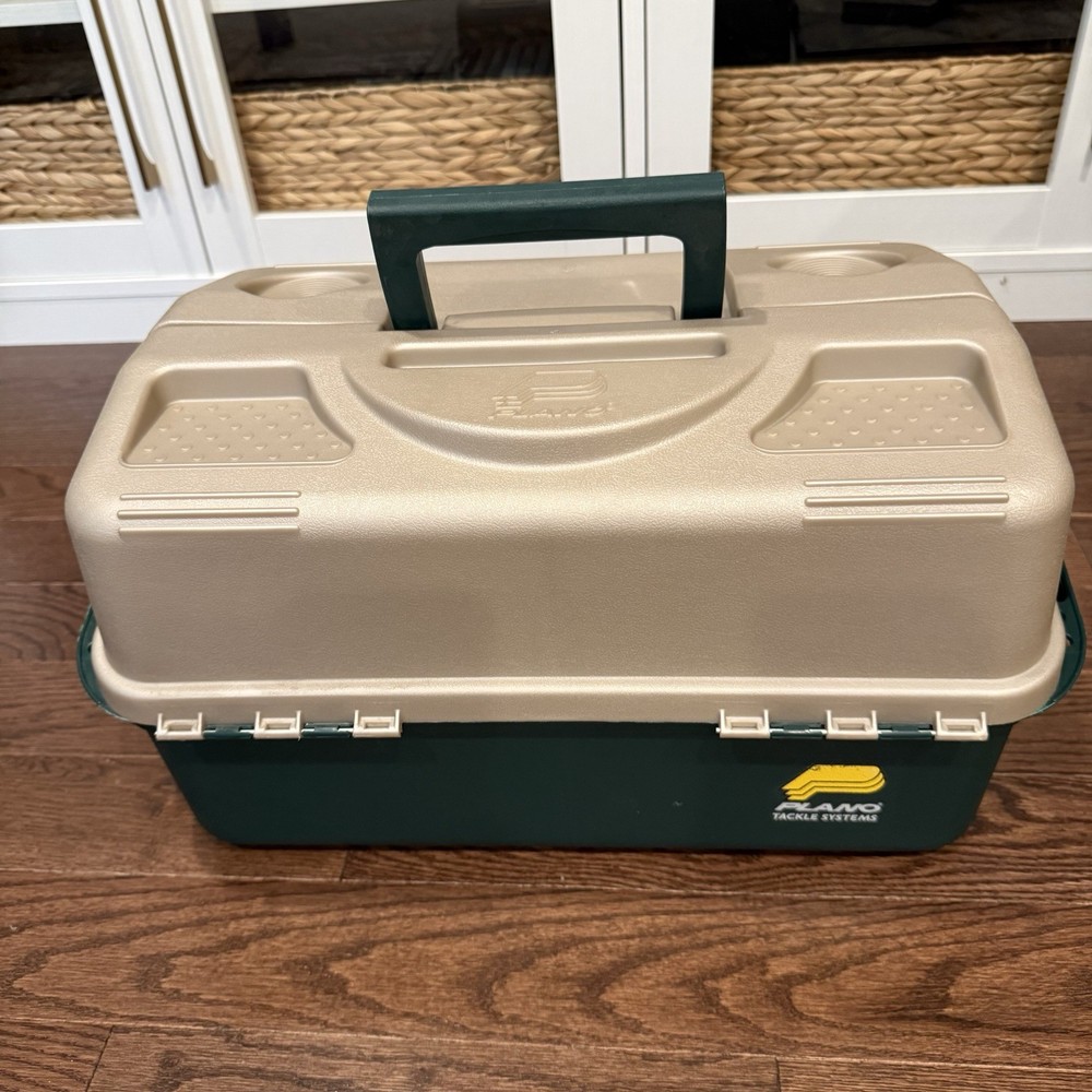Vintage Plano 6 Tray Plastic Fishing Tackle Box 8600 Green Tan Clamshell