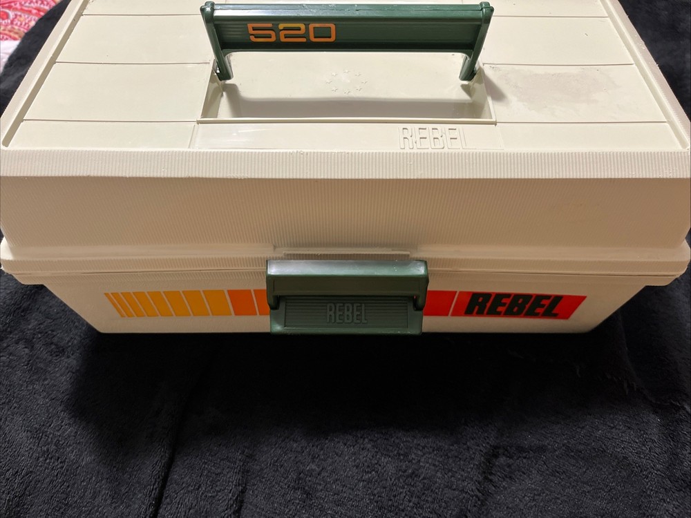 VINTAGE REBEL 2 TRAY TACKLE BOX NO. 520 FISHING LURE ORGANIZEER