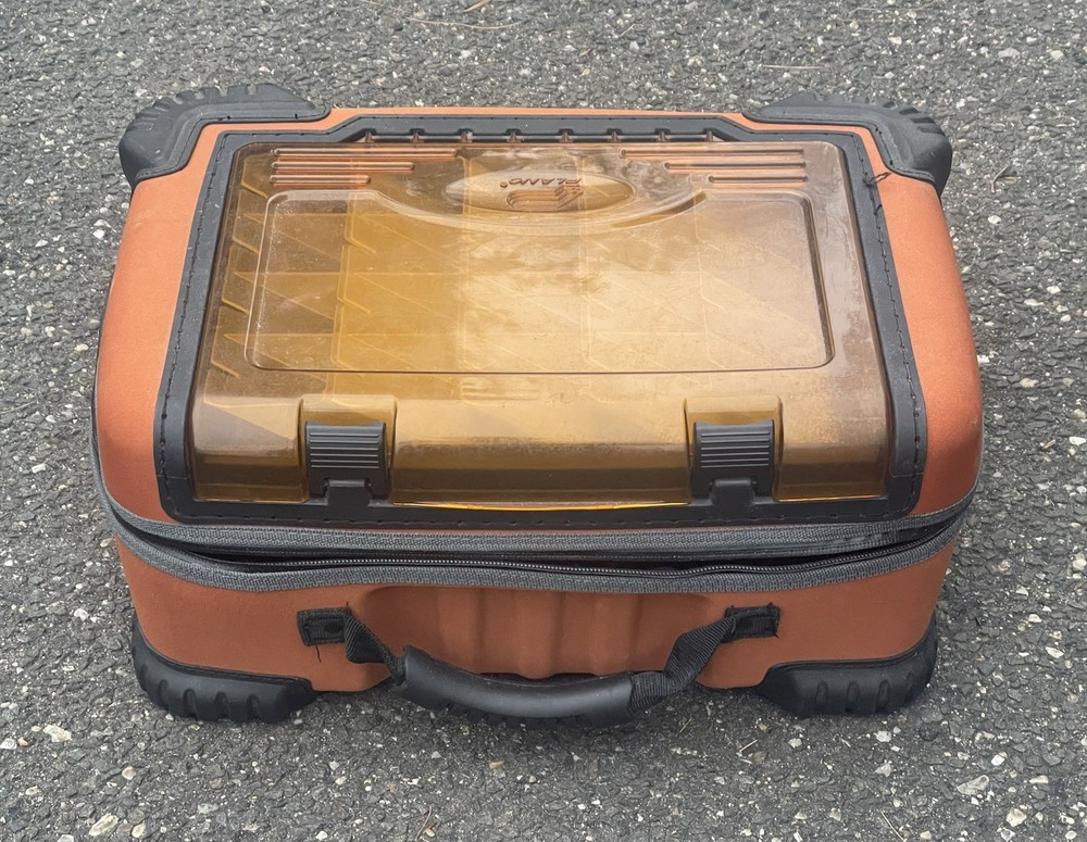 PLANO FLIP SIDER 3258 SATCHEL MOLDED TACKLE BOX 17”X13”X8-BROKEN OUTSIDE ZIPPER