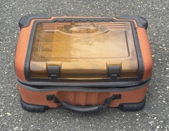 PLANO FLIP SIDER 3258 SATCHEL MOLDED TACKLE BOX 17”X13”X8-BROKEN OUTSIDE ZIPPER