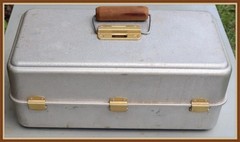 1950’s UMCO 203A – ALUMINUM 3-TRAY TACKLE BOX – NOT VERY CLEAN – WOOD HANDLE
