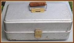 1950’s UMCO 203A – ALUMINUM 3-TRAY TACKLE BOX – NOT VERY CLEAN – WOOD HANDLE