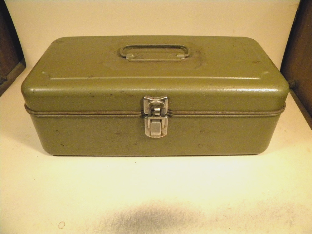 Unique Vintage Metal 2 tray tackle box 13 1/2″ x 7″ x 4 1/2″