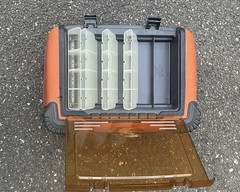 PLANO FLIP SIDER 3258 SATCHEL MOLDED TACKLE BOX 17”X13”X8-BROKEN OUTSIDE ZIPPER