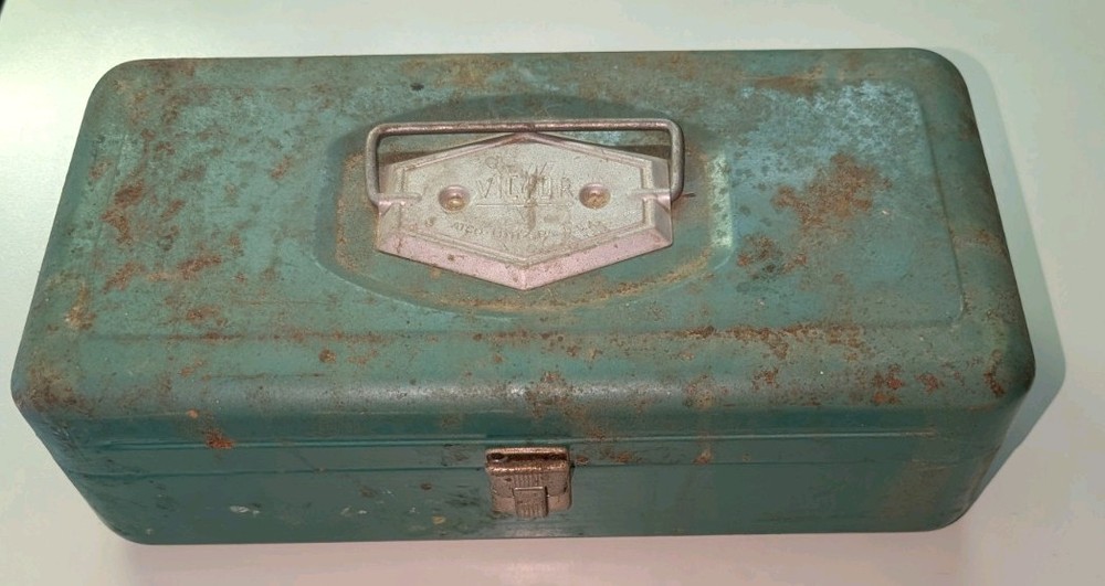 Vintage VICTOR ATCO LITTZ, PA USA TACKLE BOX
