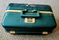 Vintage UMCO 800U Green Fishing Cantilever Tackle Box