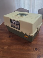 Vintage PLANO 8606 Fishing Tackle Box Clamshell Design Green Tan Latch VGC