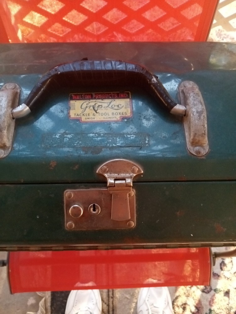 Vintage WALTON PRODUCTS Grip Loc Steel Tackle/Tool Box with tackle