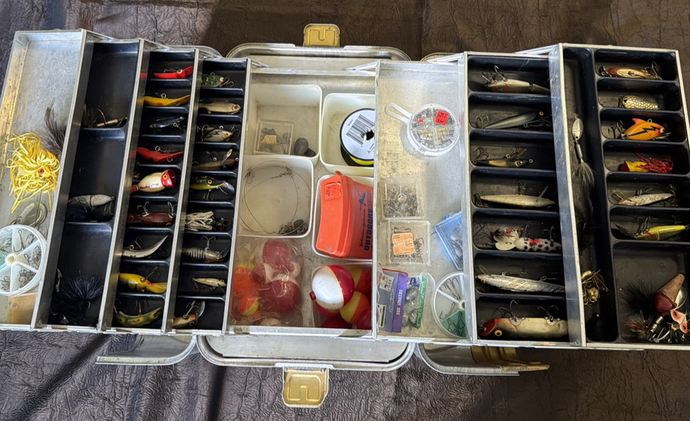 Vintage UMCO 850A Opossum Belly Tackle Box Rare Aluminum Model Assorted Tackle