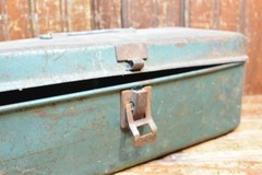 METAL FISHING TACKLE TOOL BOX FRONT LATCH HINGED COMPARTMENT 4-1/2 ” x 4″ x 11″