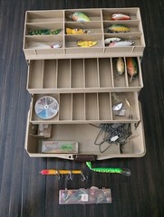 OLD PAL 1060 TACKLE BOX FULL OF FISHING LURES & MISC FISHING GEAR LOT SELL AS IS