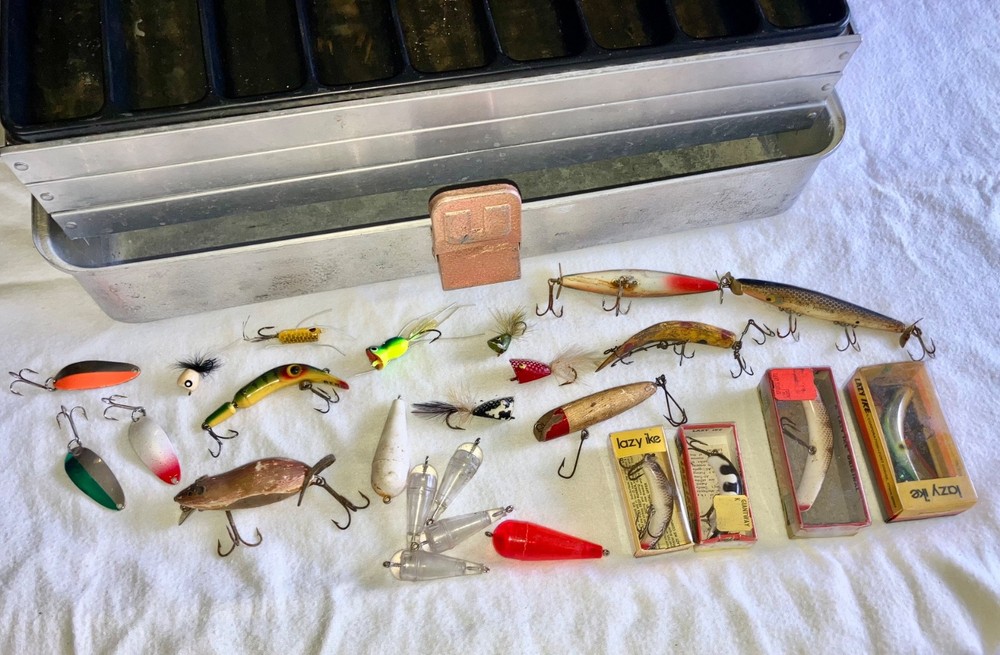 Vintage UMCO 175-A Aluminum 3 Tray Tackle Box Lures Fishing 17” Lazy Ike, etc.