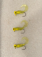 Small Plastic Fishing Organizer w/34 1.5″ Hooks & 9 Lures. *Pre-Owned* v1