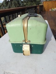 Vintage UMCO 800U two tone Green Fishing Cantilever Tackle Box w/ fishing lures