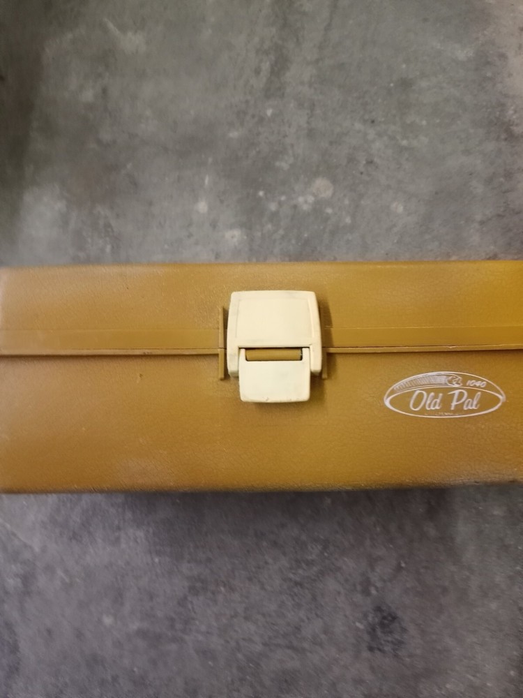 Old Pal Vintage Model 1040 Single Tier Tan/Brown Tackle Box W/ Misc. Tackle