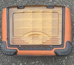PLANO FLIP SIDER 3258 SATCHEL MOLDED TACKLE BOX 17”X13”X8-BROKEN OUTSIDE ZIPPER