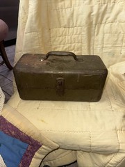 VINTAGE 1940’S STURDIBILT FISHING TACKLE BOX LOCKING WITH KEY ARMY GREEN FULL