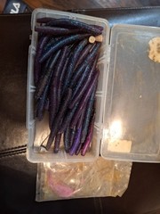 VINTAGE PLANO 8606 TACKLE BOX WITH MULTIPLE ACCESSORIES. LORES.HOOKS.BAITS