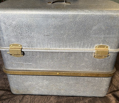 Vintage UMCO 850A Opossum Belly Tackle Box Rare Aluminum Model Assorted Tackle