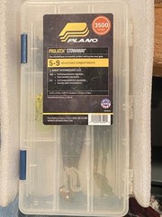 Small Plastic Fishing Organizer w/34 1.5″ Hooks & 9 Lures. *Pre-Owned* v1