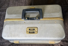 Vintage UMCO 850A Opossum Belly Tackle Box Rare Aluminum Model Assorted Tackle