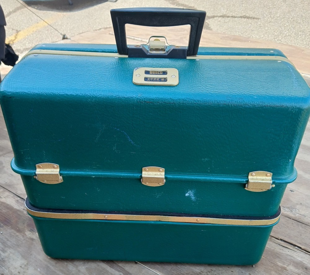 UMCO 2000 U Green Metal/Plastic Tackle Box Hard Case w/ Lures