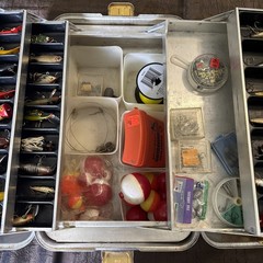 Vintage UMCO 850A Opossum Belly Tackle Box Rare Aluminum Model Assorted Tackle