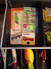 UMCO 1000U Fishing Tackle Box Cantilever Tray Packed With Good Lures Vintage