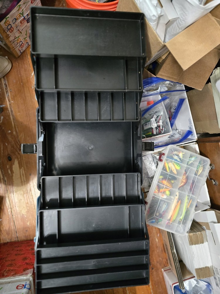 Fish N Chum Deluxe 6-Tray Tackle Box Fold Out Trays, Very Clean! !