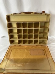 Plano Magnum 1152 Vintage Fishing Tackle Box 52 Pockets w Movable Dividers Amber