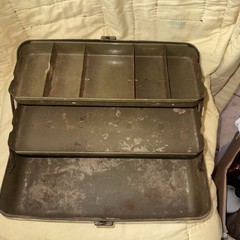 VINTAGE 1940’S STURDIBILT FISHING TACKLE BOX LOCKING WITH KEY ARMY GREEN FULL