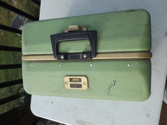 Vintage UMCO 800U two tone Green Fishing Cantilever Tackle Box w/ fishing lures