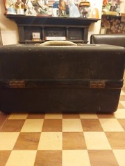 Vintage MILBRO Fishing Plastic Tackle Box + 4 Reels Penn-Morritt-Roddy-Galion