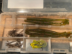 Small Plastic Fishing Organizer w/34 1.5″ Hooks & 9 Lures. *Pre-Owned* v1