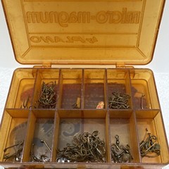 Plano Micro Magnum 3214 Fishing Tackle Box Fly Fishing Lures 3″ x 4.5″ + Worms