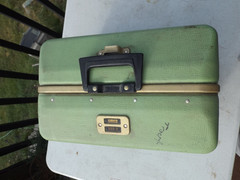 Vintage UMCO 800U two tone Green Fishing Cantilever Tackle Box w/ fishing lures