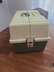 Vintage PLANO 8606 Fishing Tackle Box Clamshell Design Green Tan Latch VGC