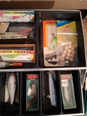 UMCO 1000U Fishing Tackle Box Cantilever Tray Packed With Good Lures Vintage