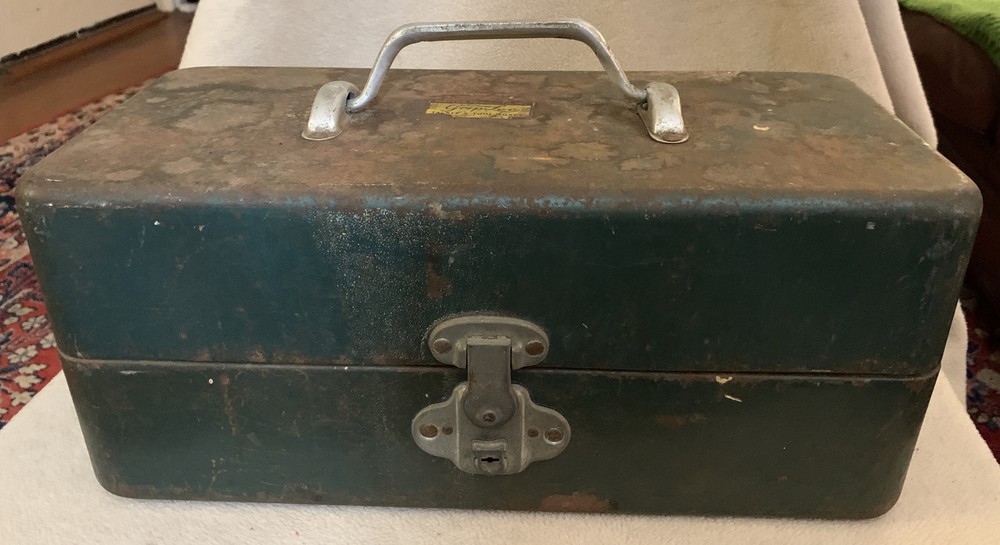 Vintage WALTON GRIP-LOC 16″ Metal Tackle/Tool Box Union, Illinois USA
