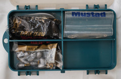 Fishing Tackle Box Kit Bobbers Eagle Claw Sinkers Mustad Hooks stringer 5.75×3.5