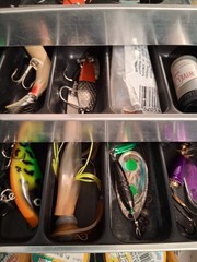 UMCO 1000U Fishing Tackle Box Cantilever Tray Packed With Good Lures Vintage