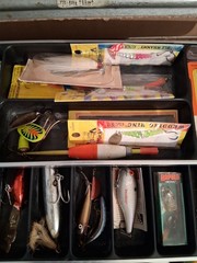 UMCO 1000U Fishing Tackle Box Cantilever Tray Packed With Good Lures Vintage