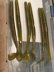 Small Plastic Fishing Organizer w/34 1.5″ Hooks & 9 Lures. *Pre-Owned* v1