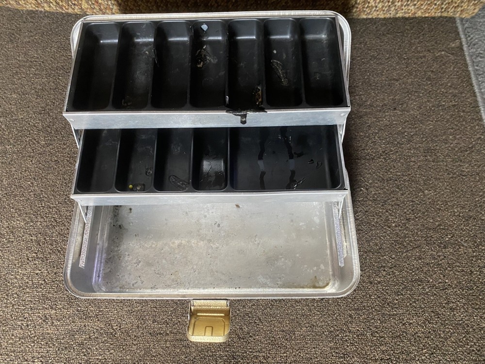 Vintage UMCO 132 A Aluminum Metal Tacklebox Plastic Tray